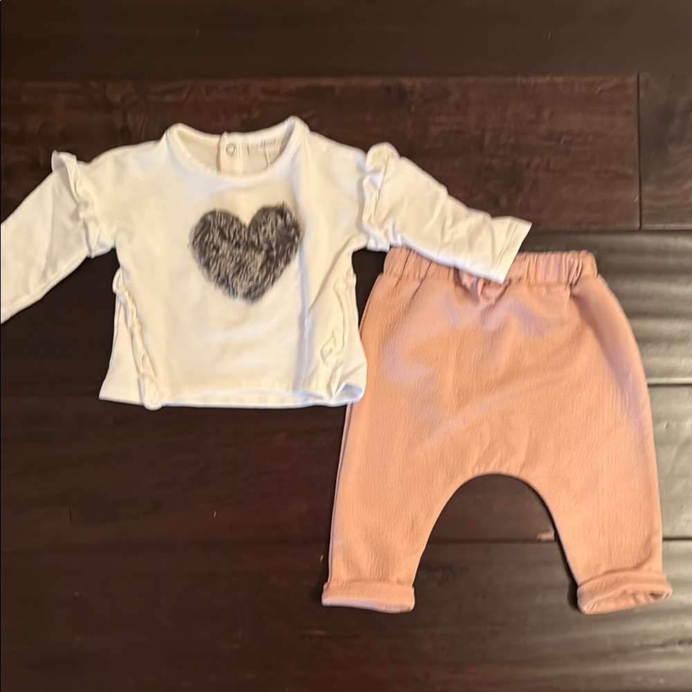 Adorable Miniclasix Baby Girls Outfit! White shirt with fur heart and pants!
